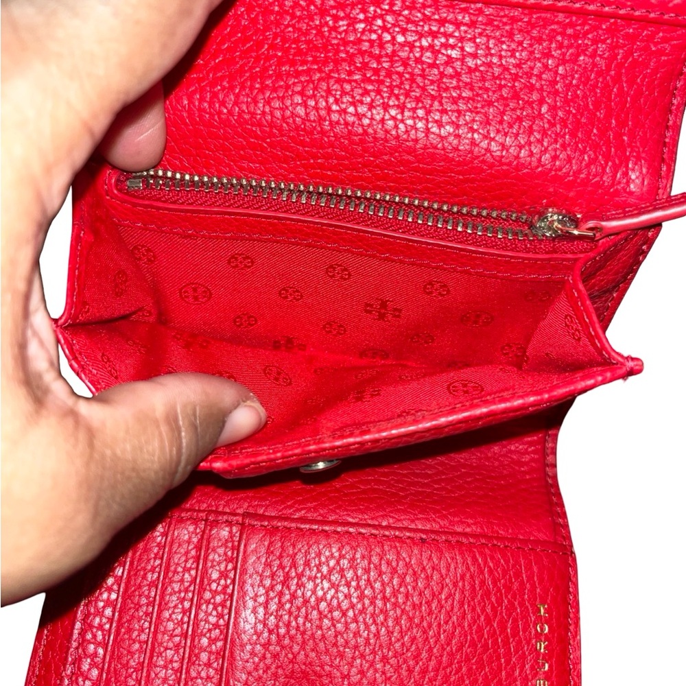 Tory Burch Vibrant Red Thea Trifold Leather Card Holder - Picture 7 of 8